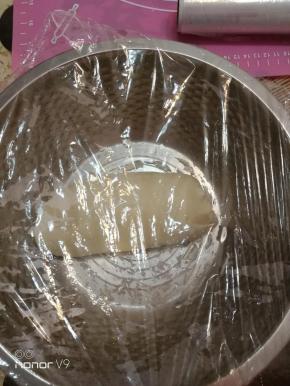 韭菜提前摘好，晾干水分，开水和面，面团揉好，保鲜膜盖上醒半小时