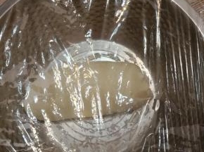 韭菜提前摘好，晾干水分，开水和面，面团揉好，保鲜膜盖上醒半小时