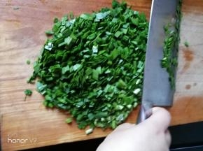 晾干的韭菜切沫，装入盘中，倒入色拉油搅拌