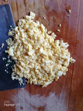 鸡蛋下锅炒熟，取出剁碎