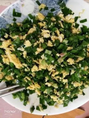 韭菜和鸡蛋搅拌，加入适量盐调味