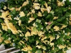 韭菜和鸡蛋搅拌，加入适量盐调味