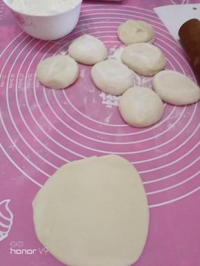 面揉好，切成二十个剂子，按压，擀成圆皮子，建议比饺子皮大，厚一点，不要太薄