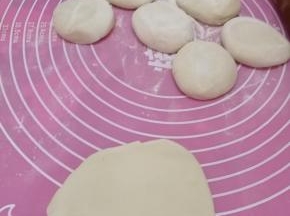 面揉好，切成二十个剂子，按压，擀成圆皮子，建议比饺子皮大，厚一点，不要太薄
