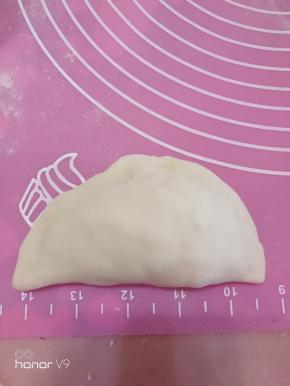 将馅料装入，边边捏好压实
