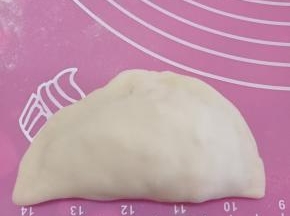 将馅料装入，边边捏好压实