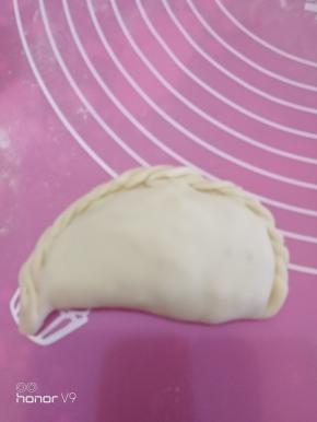 用大拇指沿着压好的边边，从右向左赶，一下压一下，一直压到底，花边就出来了