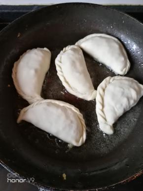 开油锅，全程小火煎至，一面煎好后翻另一面煎至