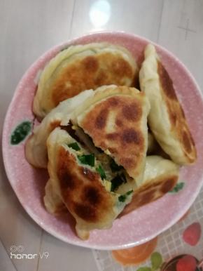 煎至两面金黄即可出锅，香脆美味，一个吃不够