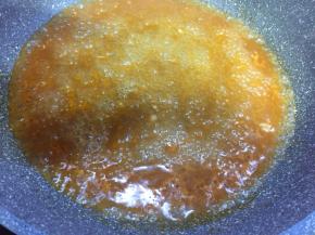 中高火，平底锅无须放油倒入兑好的茄汁