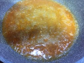 中高火，平底锅无须放油倒入兑好的茄汁