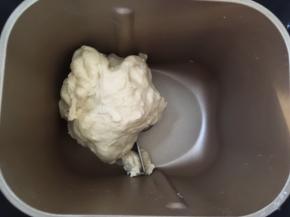 启动揉面程序，将材料揉成面团