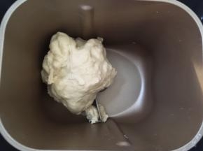 启动揉面程序，将材料揉成面团