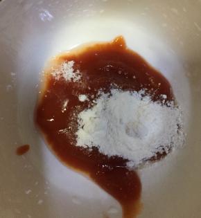 准备酱汁，取碗加入番茄酱加入一勺淀粉再加入200ml的清水兑成计