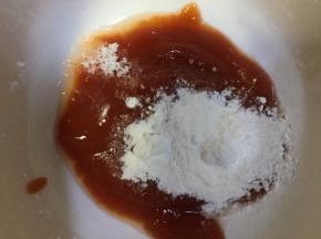 准备酱汁，取碗加入番茄酱加入一勺淀粉再加入200ml的清水兑成计
