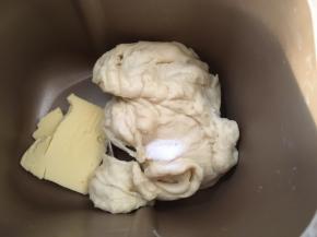 加入盐跟黄油，继续揉面，将黄油跟盐揉均匀