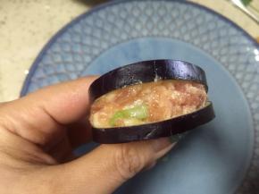 把刚才调好的肉馅，灌进茄荚里