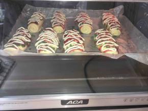 入烤箱烤35分钟，前一天试做了一份，发现烤的时间长一点，面包口感脆香的，特别好吃