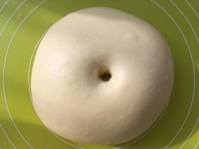 发酵好的面团，手指沾干粉按下去有个圆圆的洞，有轻微回弹即可