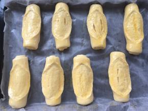 表层刷上一层全蛋液，烤箱预热180度