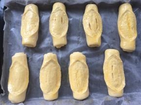 表层刷上一层全蛋液，烤箱预热180度