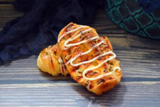 浓郁的葱香味搭配上沙拉酱跟奶酪，表层烘烤的脆脆的，口感特别好吃