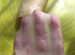 揉好的面团可以撑出有弹性的手套膜