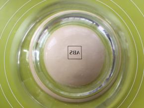 将面团揉至表面光滑，盖保鲜膜室温发酵至两倍大，也可以像我一样将面盆倒扣在面团上发酵