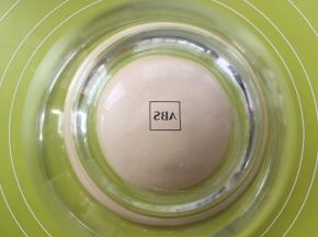 将面团揉至表面光滑，盖保鲜膜室温发酵至两倍大，也可以像我一样将面盆倒扣在面团上发酵