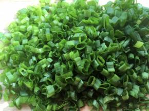 发酵面团的时间将香葱洗干净，之后切碎备用