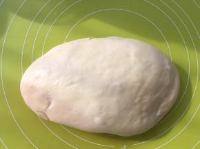 将面团轻轻按压排气