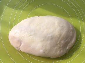 将面团轻轻按压排气