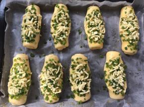 撒上适量的香葱碎跟马苏里拉奶酪碎