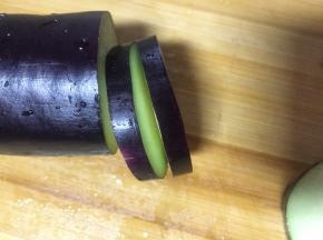 茄子切成夹层状，中间不要切断