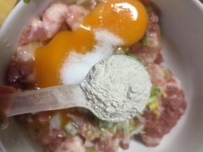 加入一勺淀粉，将肉馅搅拌顺滑