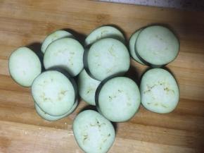 把茄子依次切完