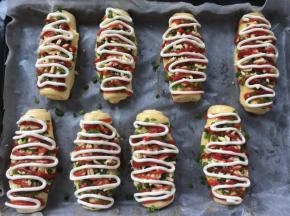 在表面挤上适量的番茄酱跟沙拉酱