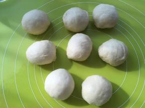 之后将面团均分成8等份