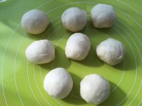 之后将面团均分成8等份