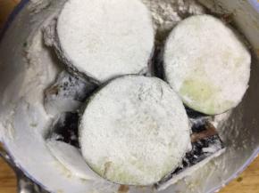 茄荚表面裹上面粉