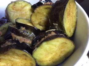 炸制茄夹表皮微黄即可起锅控油