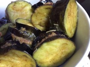 炸制茄夹表皮微黄即可起锅控油