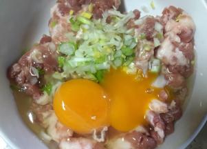 肉沫加入鸡蛋老姜大葱末