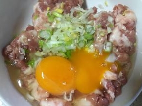 肉沫加入鸡蛋老姜大葱末