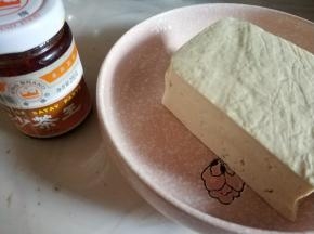 准备沙茶酱和豆腐一块。