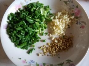 切好葱姜蒜备用。