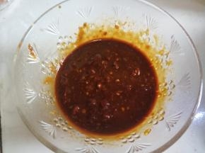 取一小碗放沙茶酱，芝麻酱，生抽，蚝油，老抽，剁椒，香油调匀。