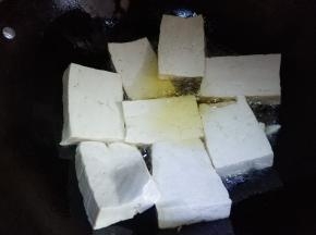 锅烧热，豆腐切块放锅里煎。