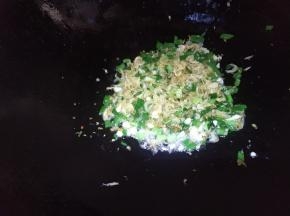 锅里放少量油，放葱姜蒜，虾皮炒香。