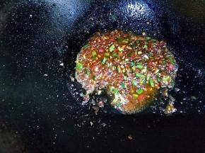 到入调好的酱汁微炒。